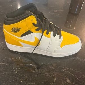 Nike Jordan 1 Mid - Size 7 Men’s